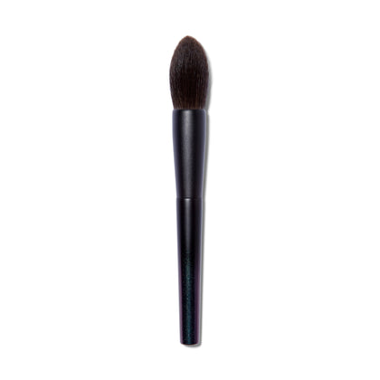 The Surratt Artisitique highlight brush with a black handled and black natural bristles. Brush is tapered to a soft point.