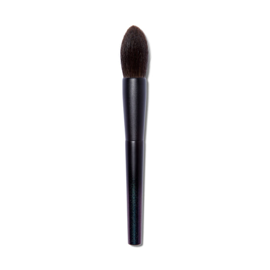 The Surratt Artisitique highlight brush with a black handled and black natural bristles. Brush is tapered to a soft point. 